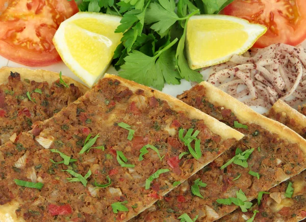 Délicieuse pizza turque. (Lahmacun ou Etli ekmek  ) — Photo