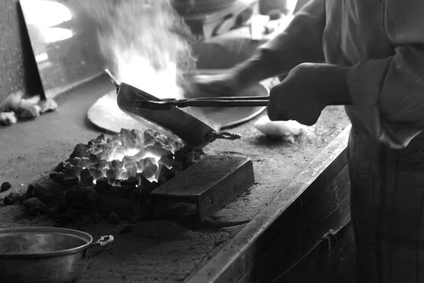 Традиционный турецкий жестянщик или медник — стоковое фото