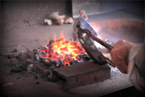 Traditioneller türkischer Spengler oder Kupferschmied — Stockfoto