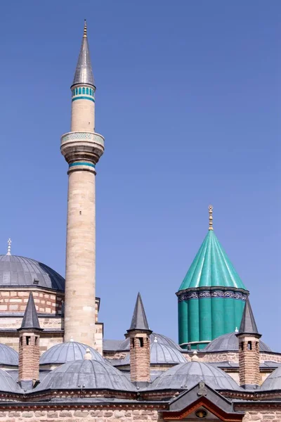 Mevlana moskee koepels en de minaret in Konya - Turkije — Stockfoto