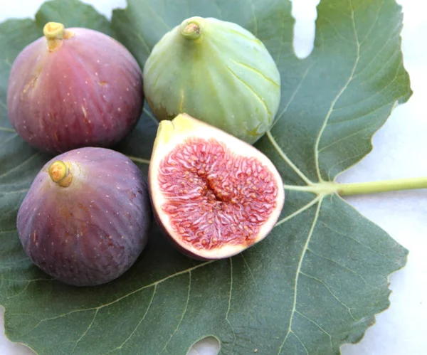 Delicious figs on a fig leaf. — Stock Photo, Image