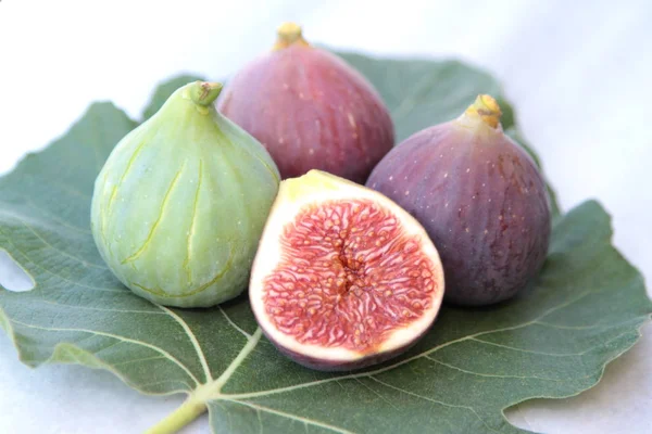 Figos deliciosos em uma folha de figo . — Fotografia de Stock