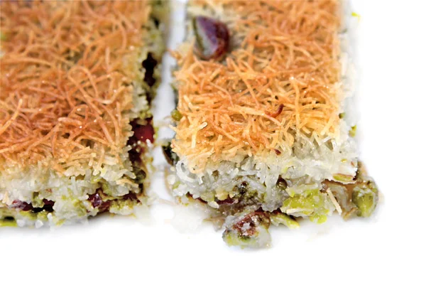Turkiska söta kadayif med pistagenötter. — Stockfoto