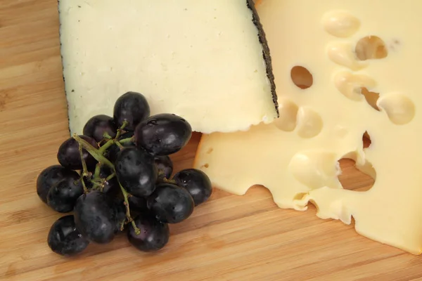 Cheese and grape — Stock Photo, Image