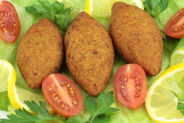 Cuisine turque, boulettes de viande enrobées de bulgur — Photo