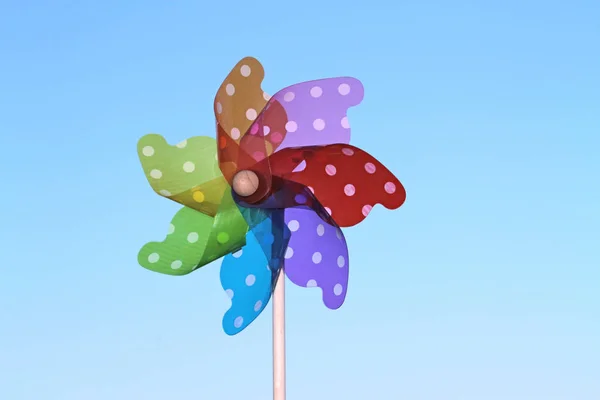 Kleurrijke pinwheels op blauwe hemel — Stockfoto
