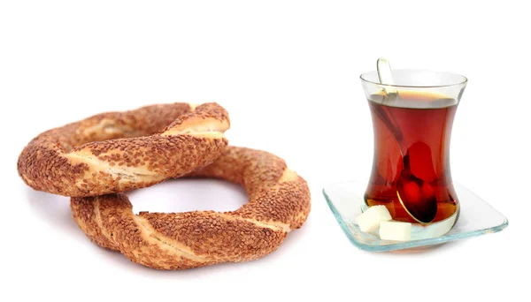 Tyrkisk sesambagel (simit) og tyrkisk te – stockfoto