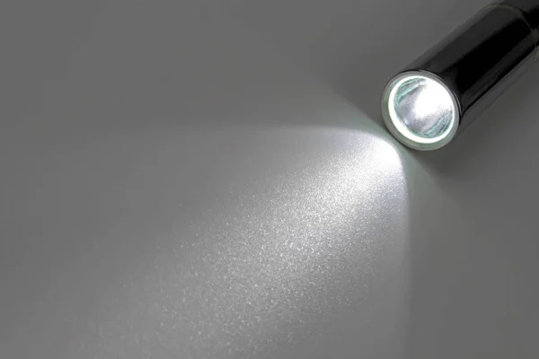 Moderne LED-Taschenlampe — Stockfoto