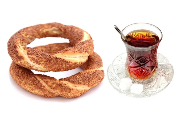 Traditional Turkish sesame bagel (simit) and Turkish tea — Stock Photo, Image