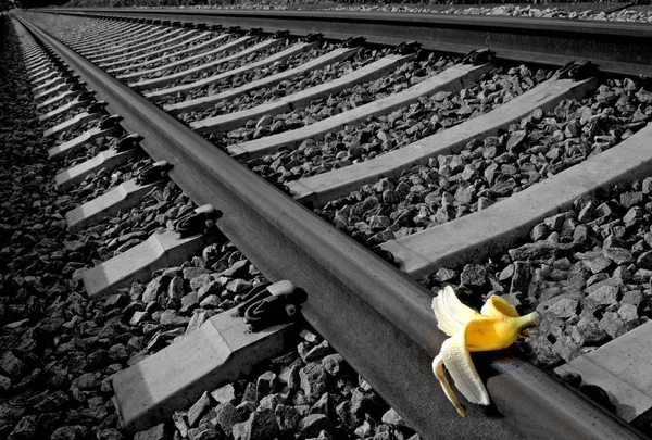 Cáscara de plátano en ferrocarril ". Sabotaje del tren  " —  Fotos de Stock