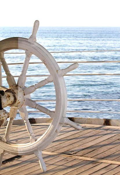 Verouderde en verroeste schip roer. — Stockfoto