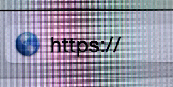 Makroaufnahme des Computerbildschirms mit https: / / Adressleiste und Webbrowser — Stockbild Makroaufnahme des Computerbildschirms mit https: / / Adressleiste — Stockfoto