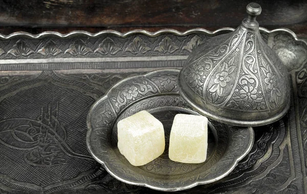 Turkish delight tradycyjnym osmańskim stylu metalową płytkę — Zdjęcie stockowe