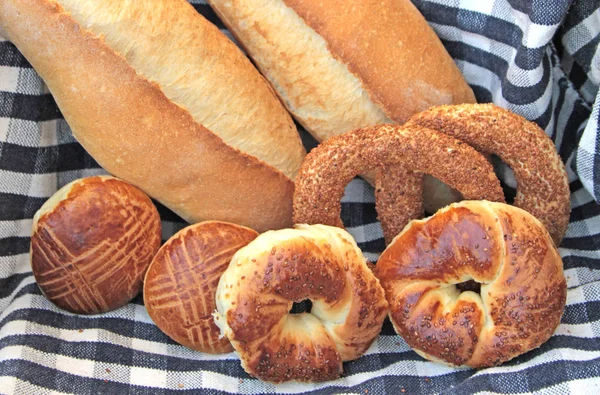 Turecké rohlíky a chleby. — Stock fotografie