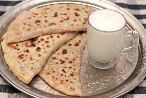 土耳其菜 gozleme 和酸奶饮料 ayran — 图库照片