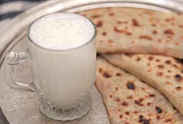 土耳其菜 gozleme 和酸奶饮料 ayran — 图库照片