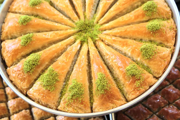 Köstliche türkische Süßigkeit, Baklava mit grünen Pistazienkernen — Stockfoto