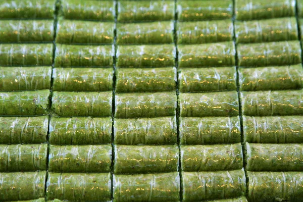 Вкусные турецкие сладкие (Сарма) обернутые зеленые фисташковые орехи — стоковое фото