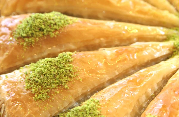 Köstliche türkische Süßigkeit, Baklava mit grünen Pistazienkernen — Stockfoto