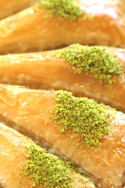 Köstliche türkische süße Baklava mit grünen Pistazienkernen — Stockfoto