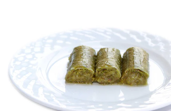Вкусные турецкие сладкие, (Сарма) обернутые зеленые фисташковые орехи — стоковое фото