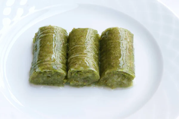 Pyszne tureckie słodkie, (Sarma) owinięte zielone orzechy pistacjowe — Zdjęcie stockowe