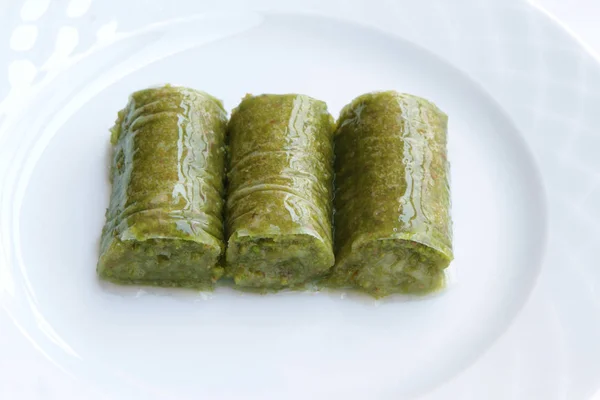 Lezzetli Türk tatlısı, (Sarma) sarılmış yeşil antep fıstığı — Stok fotoğraf