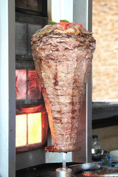 Türkischer Dönerspieß in einem Restaurant in Istanbul. (Fleischdönerspieß ) — Stockfoto