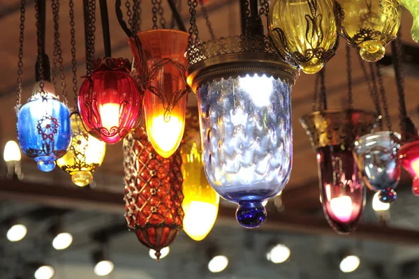 Lâmpadas coloridas decorativas turcas em grande bazar istanbul — Fotografia de Stock