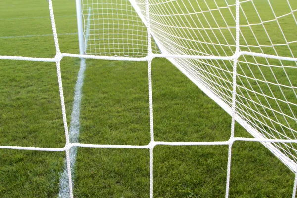 Futebol gol net na grama verde — Fotografia de Stock