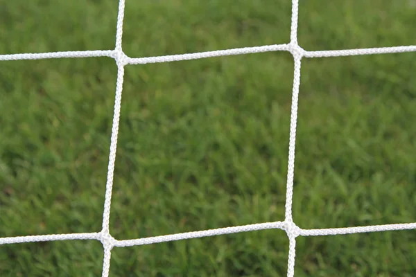 Voetbal doel netto op groen gras — Stockfoto