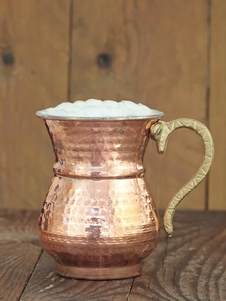 Ayran - Bebida tradicional de yogur turco en una taza de metal de cobre —  Fotos de Stock