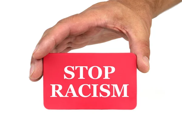 Tangan memegang dan menampilkan kartu merah dengan teks "STOP RACISME" — Stok Foto