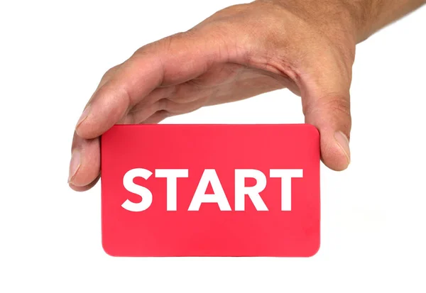 Hand hält und eine rote Karte mit "Start" -Text zeigt — Stockfoto