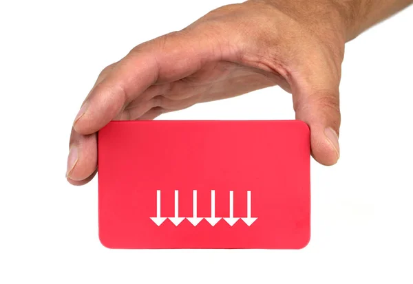 Mano sosteniendo y mostrando una tarjeta roja con flechas — Foto de Stock
