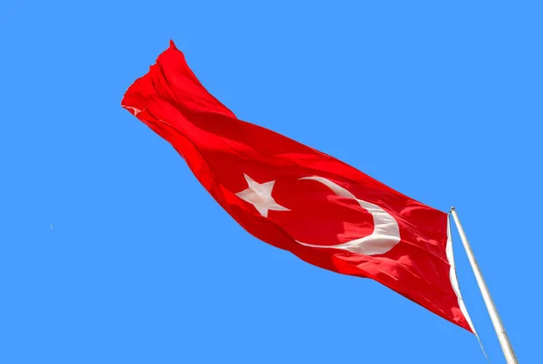 Brandissant le drapeau turc — Photo