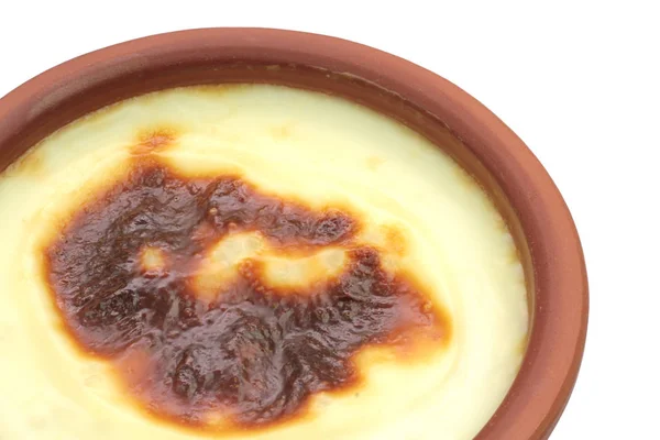 Traditioneller türkischer Backofen-Milchreis in einer Steingutschüssel. — Stockfoto
