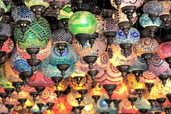 Lámparas coloridas decorativas turcas en gran bazar istanbul — Foto de Stock