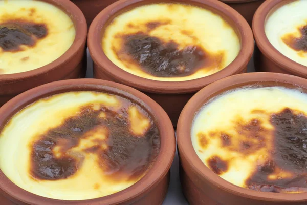 Pudding de riz traditionnel au four turc dans des bols en faïence — Photo