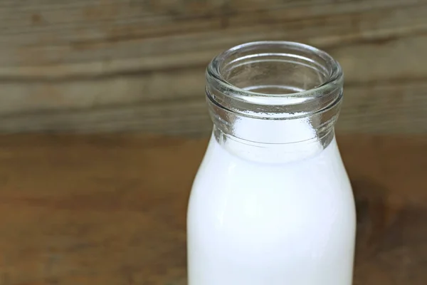 Melk en oude stijl fles op houten tafel — Stockfoto