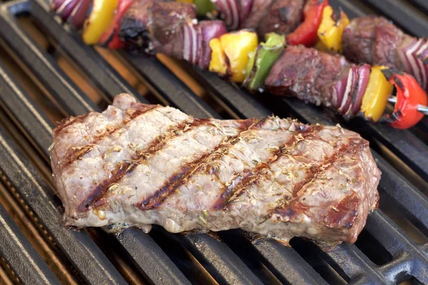 Barbecue. Grilled steak, shish kebab and grilled peppers — Stock Photo, Image