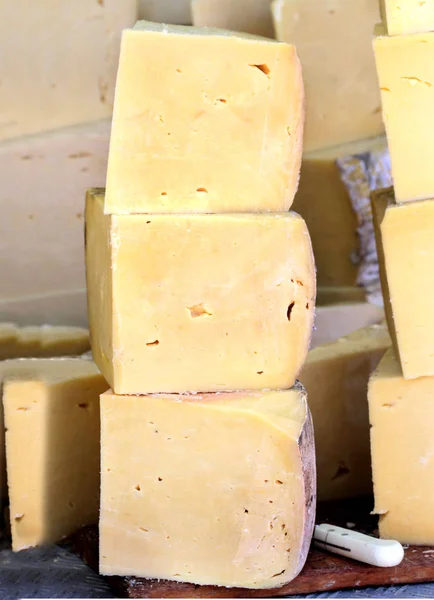 黄色の古いチーズ — ストック写真