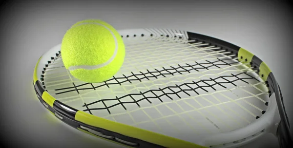 Pelota de tenis en una raqueta —  Fotos de Stock