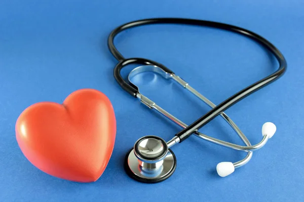 Stetoskop och rött hjärta — Stockfoto