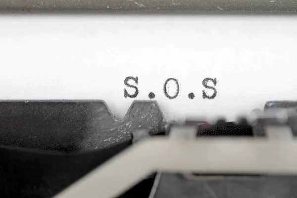 S.O.S escrito en una vieja máquina de escribir —  Fotos de Stock