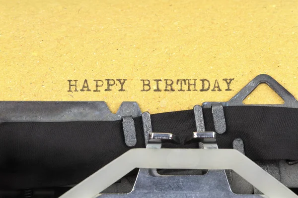 (Gelukkige verjaardag) geschreven op een oude typemachine — Stockfoto