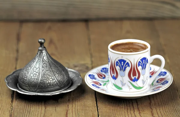 Geleneksel Osmanlı motif Kupası ile Türk kahvesi — Stok fotoğraf