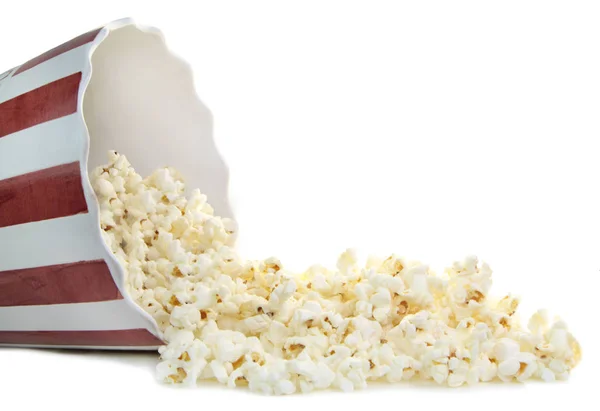 Leckeres Popcorn auf weißem Hintergrund — Stockfoto