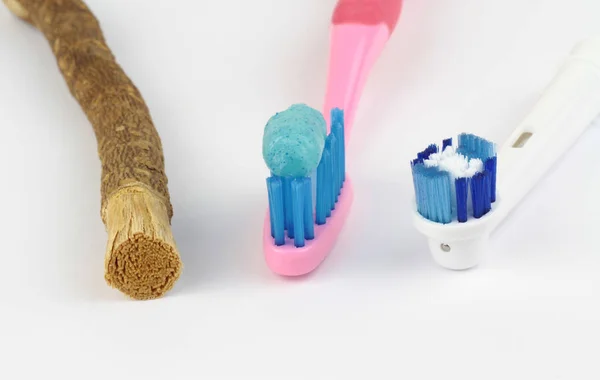 แปรงสีฟันและแปรงสีฟันธรรมชาติแบบอิสลามโบราณ Miswak — ภาพถ่ายสต็อก