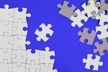 Mavi arkaplanda bulmaca parçaları
